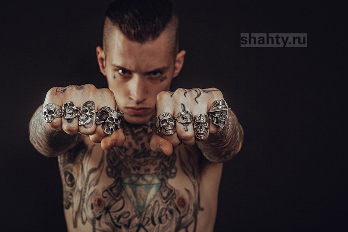 Заключенных колонии в Шахтах оштрафовали за татуировки «А.У.Е.»