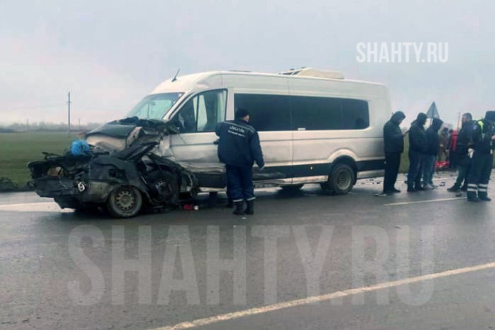 Двое разбились, семь пострадали: «Приора» устроила тройное ДТП на трассе в Ростовской области