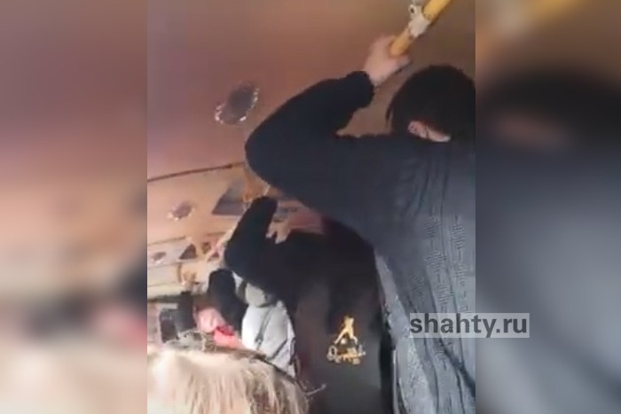 В г. Шахты в автобусах люди набиваются как селедка в бочку: видео