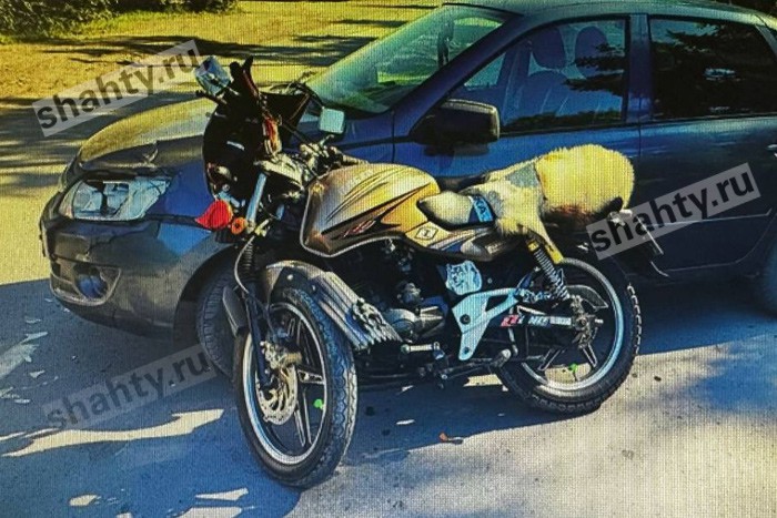 В Шахтах легковушка не уступила дорогу мотоциклу