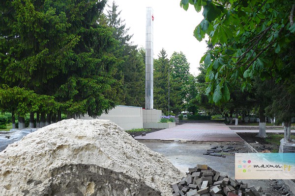 В г. Шахты площадь Славы замостили старой плиткой из Александровского парка