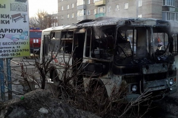 Под Шахтами загорелся автобус, перевозивший работников