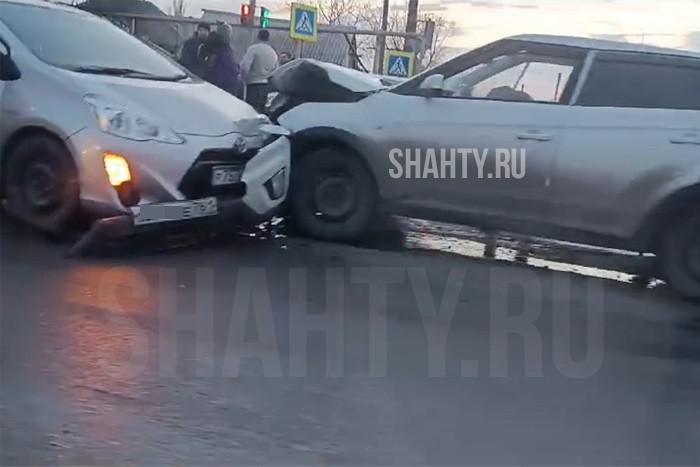 Столкнулись в г. Шахты Hyundai Creta и Toyota Prius