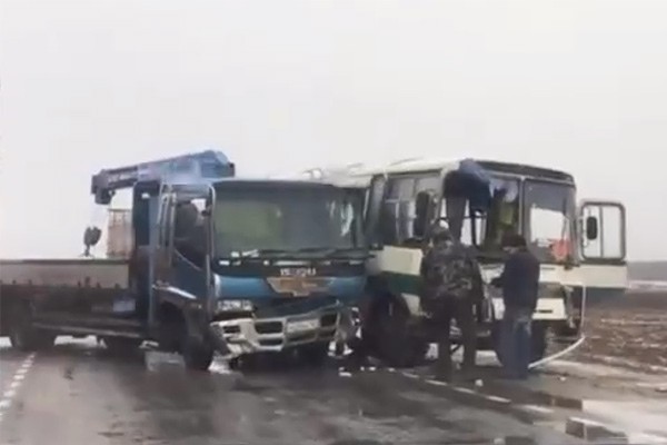 Столкнулись автобус с пассажирами и манипулятор Isuzu Forward под Ростовом