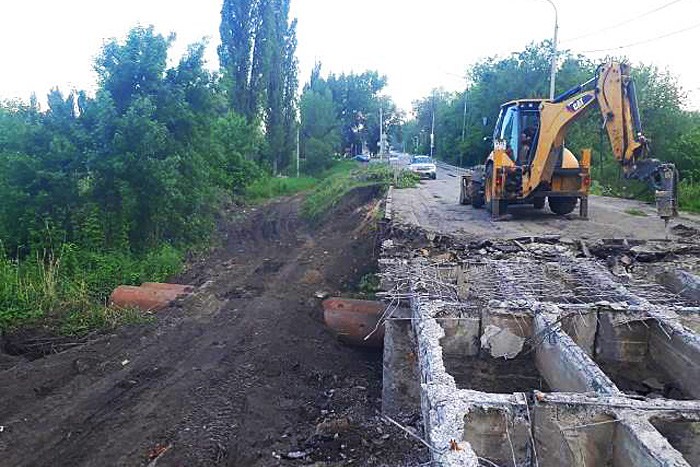 В Шахтах строят новый мост через реку Грушевка — горожане вновь недовольны