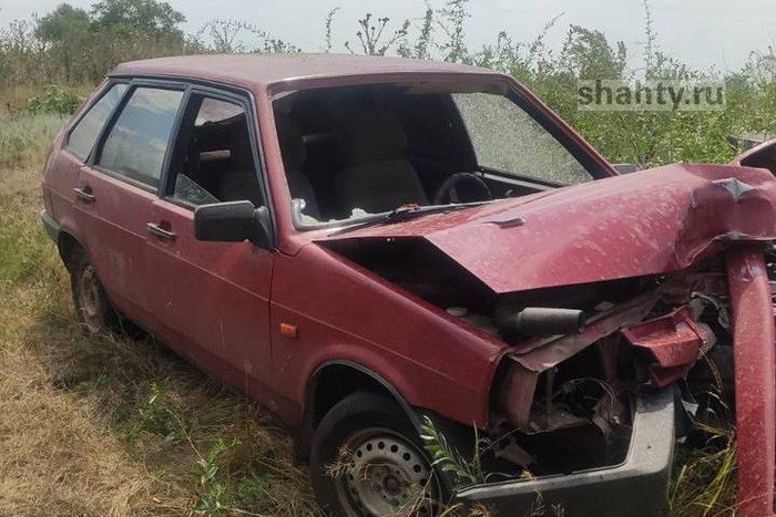 23-летний на ВАЗе врезался в опору ЛЭП: пострадала 16-летняя девушка