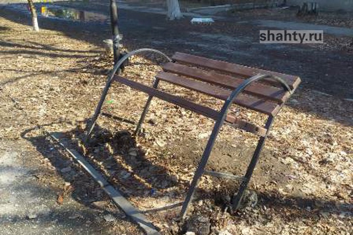 В Шахтах вандалы сломали лавочки на бульваре Аллейный