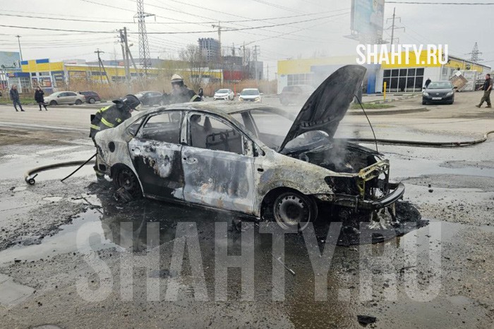 Водитель такси успел выбежать: загорелся автомобиль во время движения в Батайске