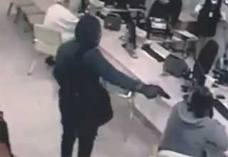 Дерзкое ограбление Сбербанка в Аксае попало на видео — грабитель унес 100 тысяч рублей