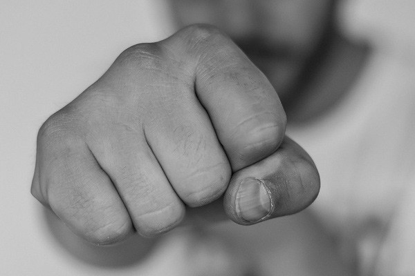 Защищая ларек от демонтажа, мама с сыном избили полицейских в Таганроге