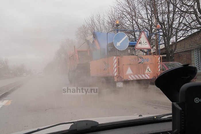 Пыль в Шахтах по всей улице Советской при уборке