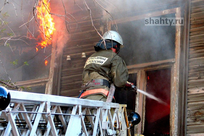В Шахтах погибла мать 7-летнего ребенка при пожаре на улице Маяковского