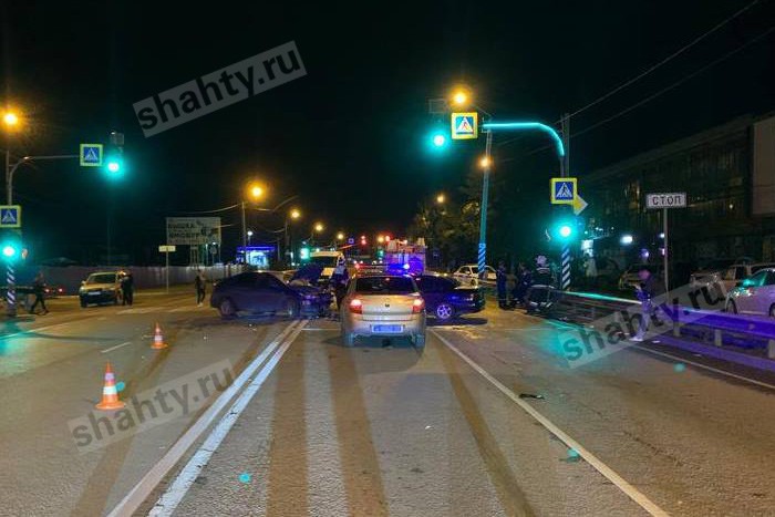 Столкнулись Mitsubishi и Hyundai на трассе М-4 «Дон» в Ростовской области: двое пострадали