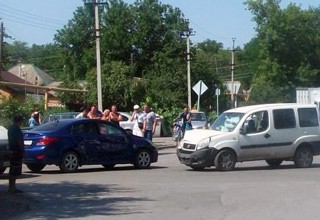 В г. Шахты дама на Hyundai Solaris врезалась в FIAT Doblo, пострадали 2 человека