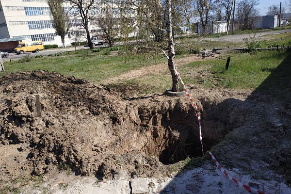 Жители г. Шахты жалуются на водоканал и разрытую яму напротив Глории Джинс