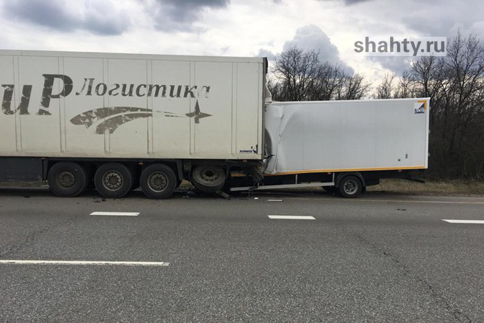 Погиб водитель грузовика, врезавшись в фуру MAN на обочине трассы М-4