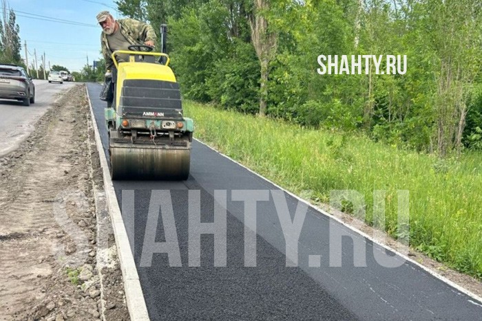 Продолжают строить тротуар в Шахтах по улице Доронина