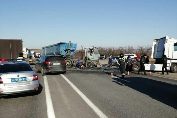 Столкнулись три грузовика на трассе М-4 «Дон» под Каменском-Шахтинским: есть пострадавший