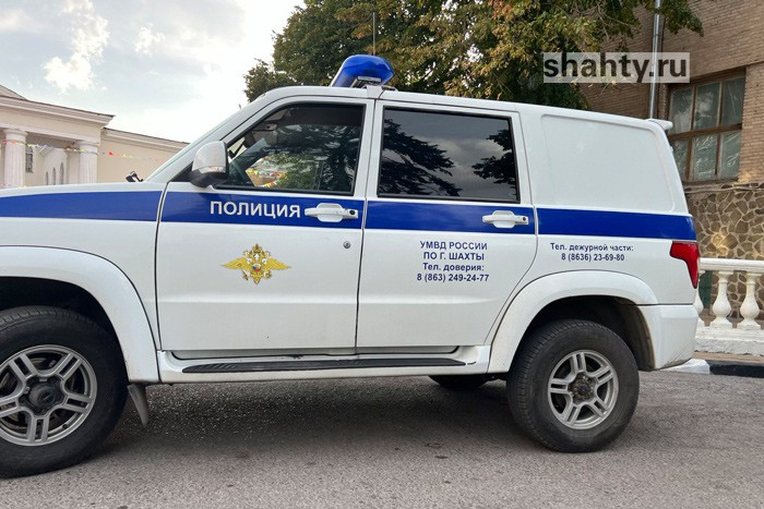 В Шахтах грабитель вырвал сумку с телефоном из рук прохожего