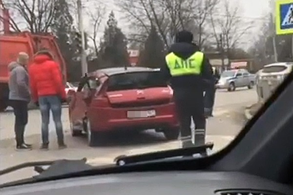 В г. Шахты мусоровоз протаранил Citroen на перекрестке Карла Маркса и Ионова