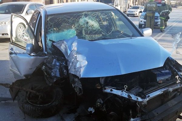 В г. Шахты автоледи врезалась в столб на Mitsubishi Lancer [Видео]