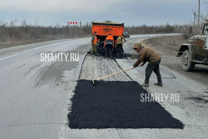 В г. Шахты заасфальтировали ямы на выезде к Аютинскому посту