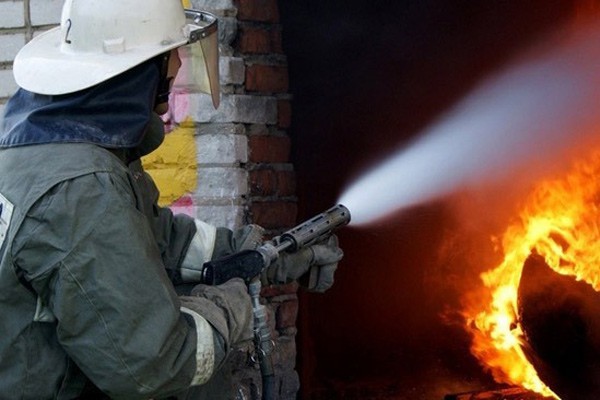 В Шахтах сгорел заброшенный дом в рождественский Сочельник