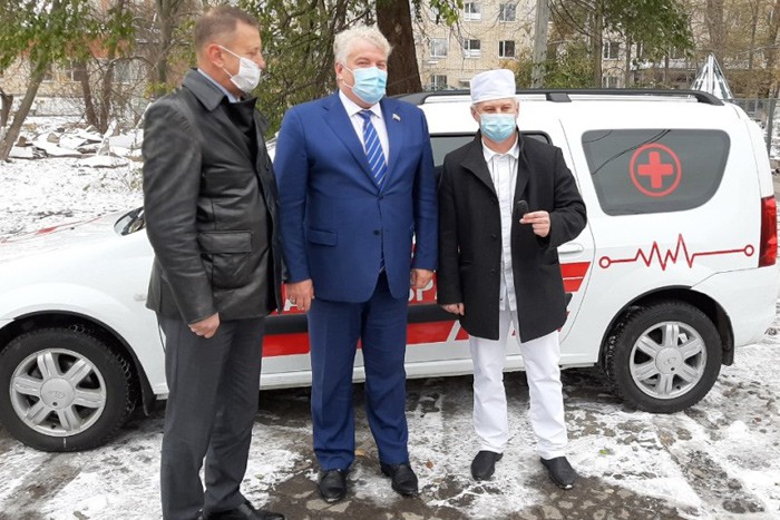 В Шахтах депутаты подарили больнице автомобиль