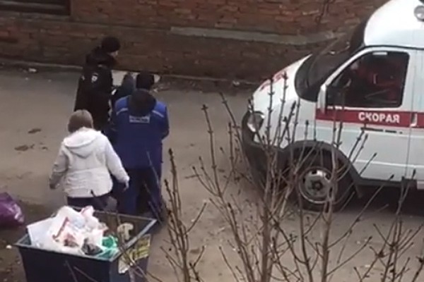 Бездомную старушку, ночевавшую в г. Шахты за рестораном «Рис», забрали в больницу