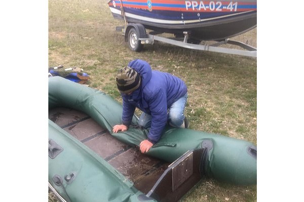 Спасли рыбаков, перевернувшихся на надувных лодках