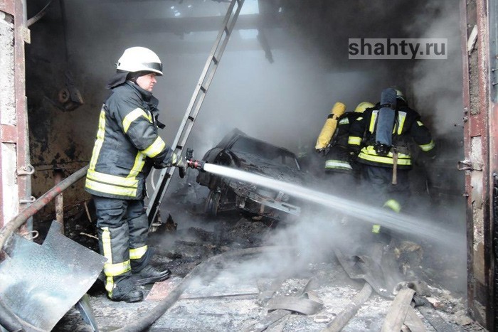 Сгорела машина в Шахтах в гараже на Новостройке
