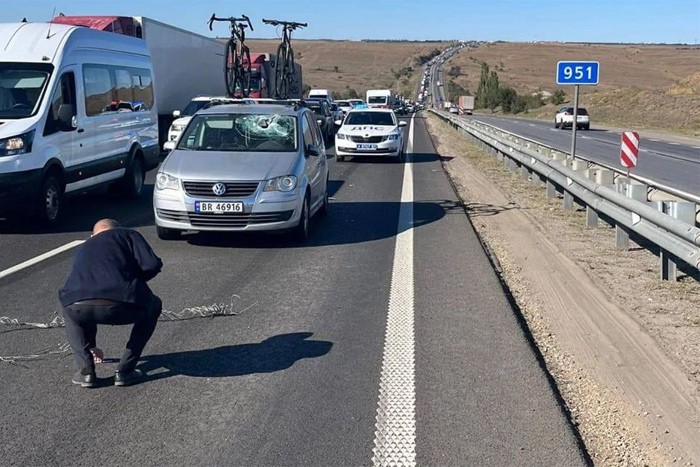 Погиб водитель на трассе М-4 под Шахтами — оторвался трос с военного вертолета: видео
