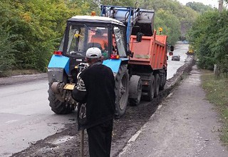 В г. Шахты очистили грейдером автодорогу после обращения граждан