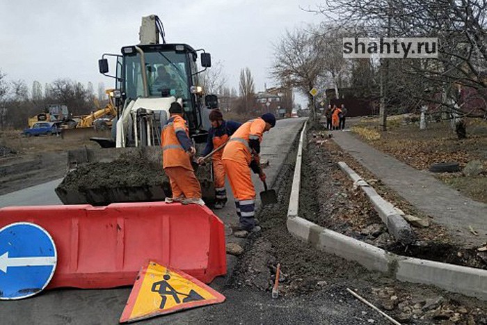 Завершается ремонт дороги между Шахтами и хутором Костиков
