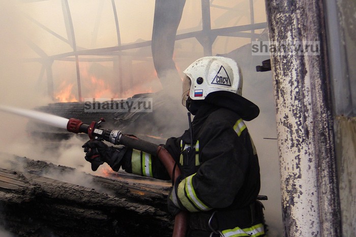 В Шахтах на Артеме сгорела заброшка, выгорев на площади 120 кв. м