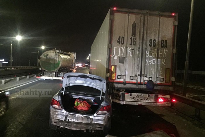 Погибла женщина в ДТП: «Солярис» влетел под фуру на трассе М-4 «Дон»