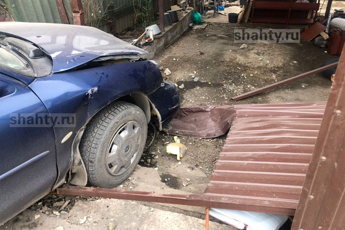 В Шахтах автомобиль врезался в забор жилого дома