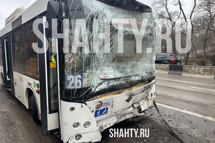 Столкнулись два автобуса в Ростове: пострадало восемь человек