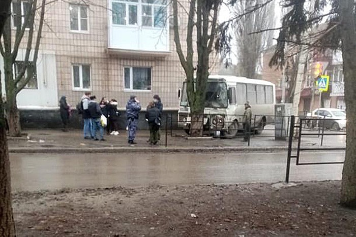 Водитель засмотрелся в телефон — автобус с пассажирами врезался в дерево в Гуково