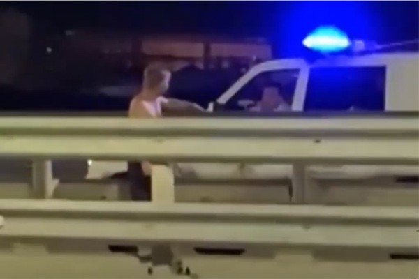 Полицейские спасли жизнь человеку, сняв его с ограждения моста через Дон