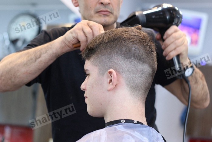 В Шахтах в барбершопе украли дорогостоящие машинки для стрижки волос, фены и триммер