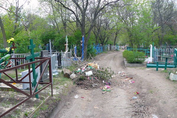 В г. Шахты на кладбище демонтируют ограду, стол и лавочки