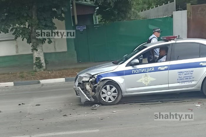 В Шахтах машина ДПС столкнулась с Nissan на улице Советской