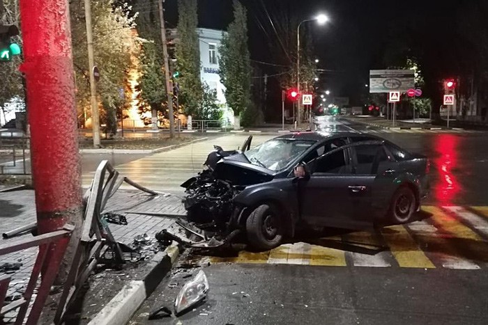 В Шахтах Ford Focus врезался в столб напротив УМВД