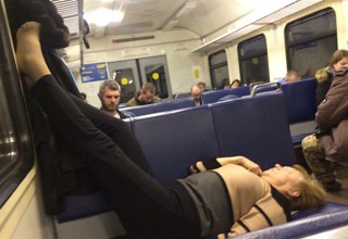 Загадочная поза женщины в электричке вызвала полемику [Фото]