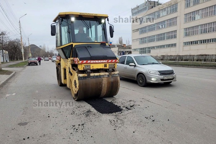 В Шахтах латают дороги и наносят дорожную разметку