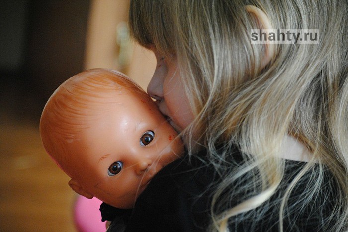 В Шахтах погибла 5-летняя девочка, на малышку опрокинулся таз с горящим бензином