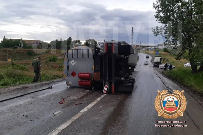 Перевернулся бензовоз в Ростове на мокрой дороге