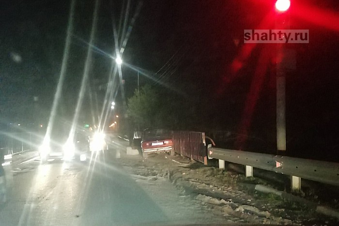 На мосту в Шахтах произошла авария на выезде в Каменоломни