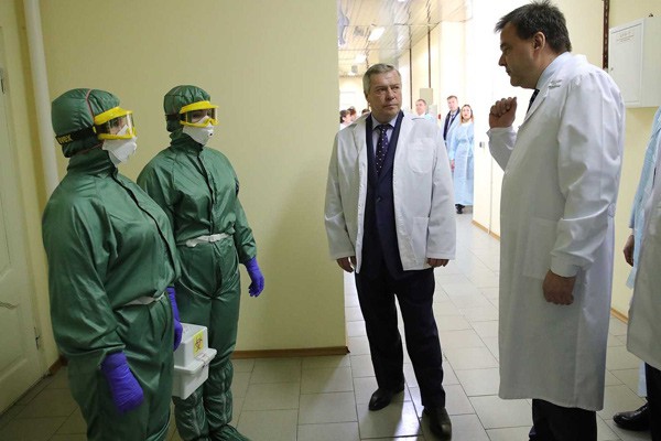 Врачи получат доплату по 80 тысяч и еще по 10 тысяч от донского губернатора